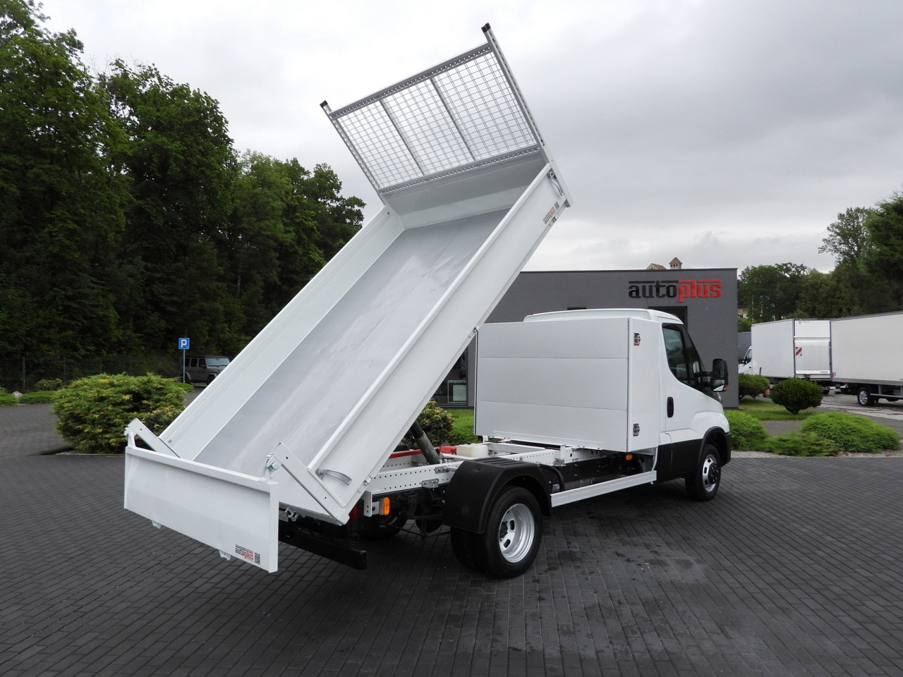IVECO DAILY 35C16 TIPPER CRUISE CONTROL AIR CONDITIONING TWIN WHEELS 160HP - Dostavno vozilo istovarivač: slika 3 IVECO DAILY 35C16 TIPPER CRUISE CONTROL AIR CONDITIONING TWIN WHEELS 160HP - Dostavno vozilo istovarivač: slika 3