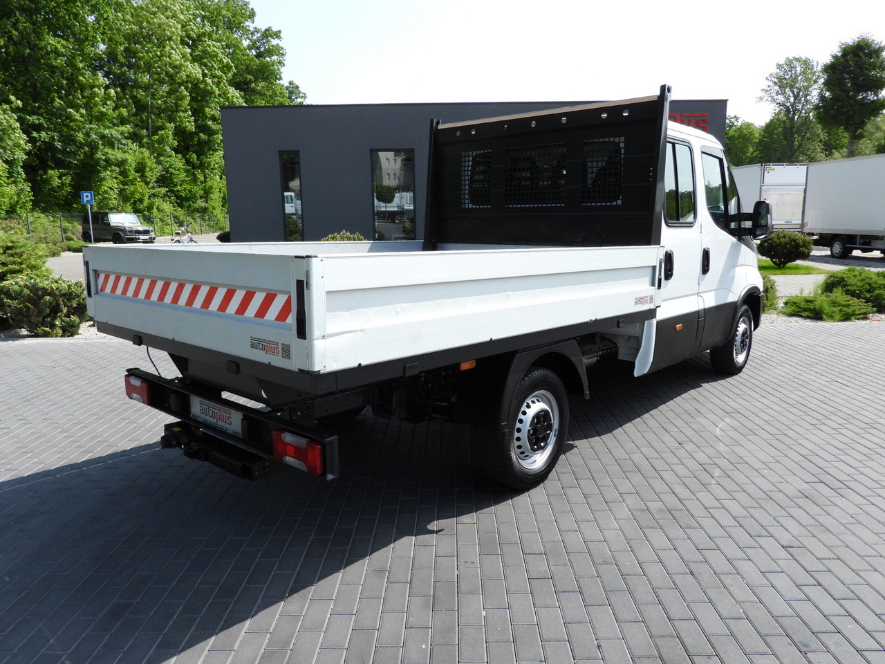 IVECO DAILY 35S12 STAKE BODY DOUBLE CABIN DOKA 7 SEATS AIR CONDITIONING 120HP - Dostavno vozilo sa duplom kabinom: slika 3 IVECO DAILY 35S12 STAKE BODY DOUBLE CABIN DOKA 7 SEATS AIR CONDITIONING 120HP - Dostavno vozilo sa duplom kabinom: slika 3