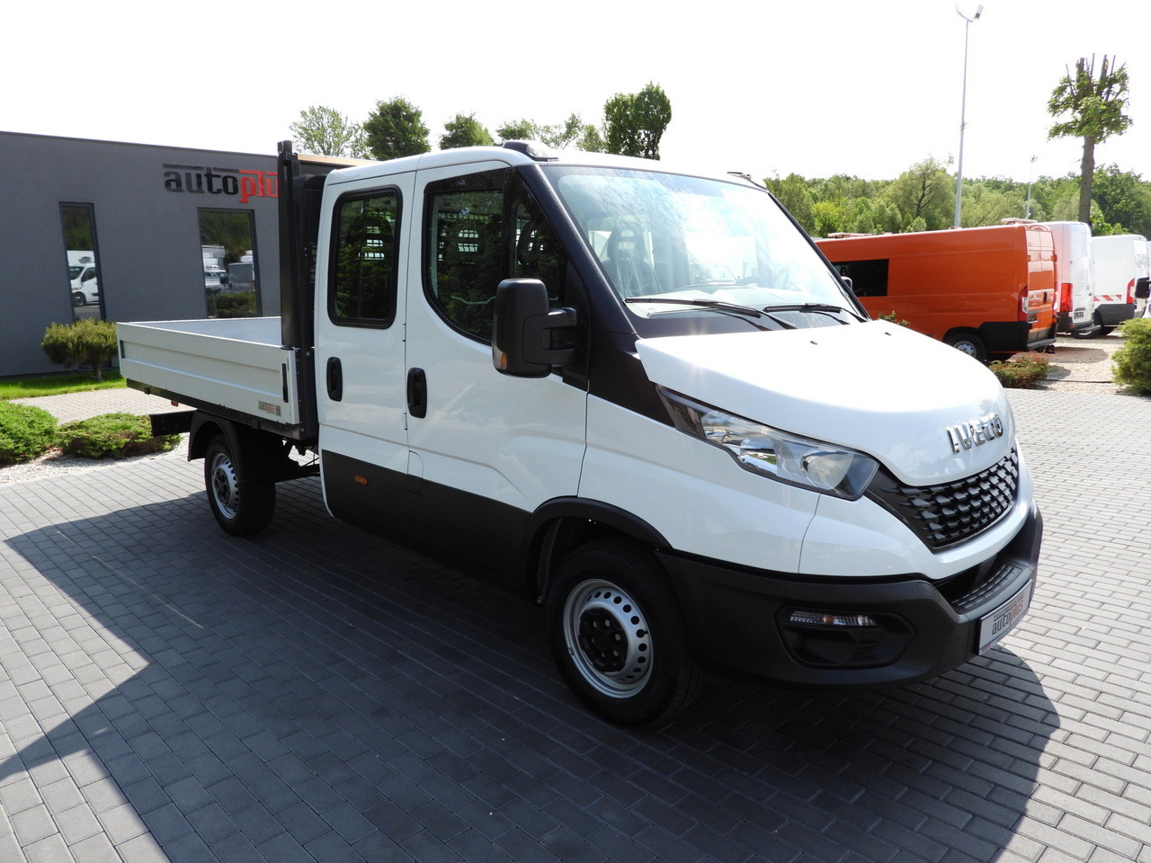 IVECO DAILY 35S12 STAKE BODY DOUBLE CABIN DOKA 7 SEATS AIR CONDITIONING 120HP - Dostavno vozilo sa duplom kabinom: slika 4 IVECO DAILY 35S12 STAKE BODY DOUBLE CABIN DOKA 7 SEATS AIR CONDITIONING 120HP - Dostavno vozilo sa duplom kabinom: slika 4