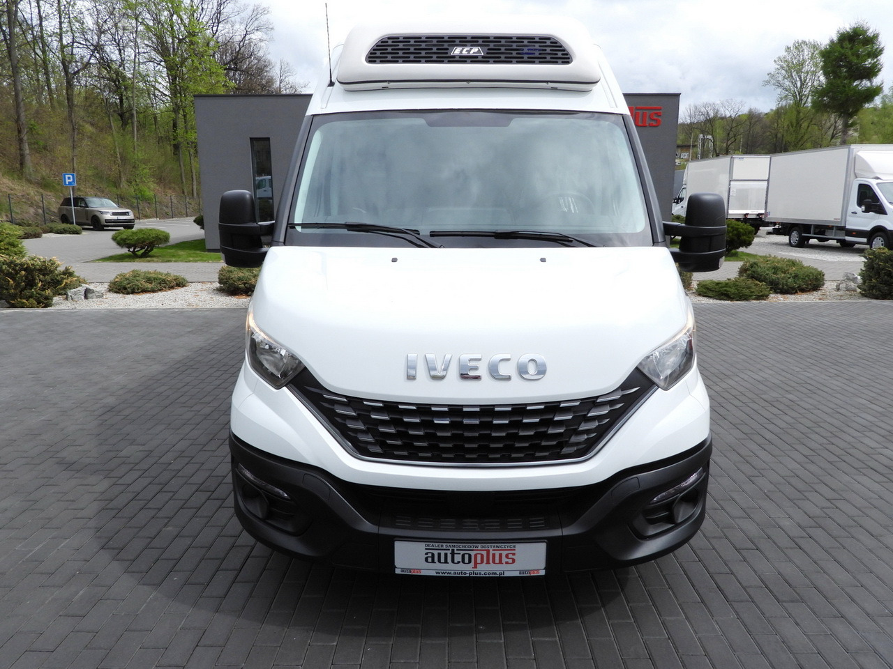 IVECO DAILY 35S14 REFRIGERATOR VAN 0*C POWER SUPPLY 230V CRUISE CONTROL AUTOMATIC TRANSMISSION HI-MATIC AIR CONDITIONING 140HP - Dostavno vozilo hladnjača: slika 5 IVECO DAILY 35S14 REFRIGERATOR VAN 0*C POWER SUPPLY 230V CRUISE CONTROL AUTOMATIC TRANSMISSION HI-MATIC AIR CONDITIONING 140HP - Dostavno vozilo hladnjača: slika 5