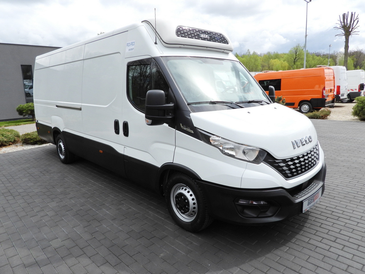 IVECO DAILY 35S14 REFRIGERATOR VAN 0*C POWER SUPPLY 230V CRUISE CONTROL AUTOMATIC TRANSMISSION HI-MATIC AIR CONDITIONING 140HP - Dostavno vozilo hladnjača: slika 4 IVECO DAILY 35S14 REFRIGERATOR VAN 0*C POWER SUPPLY 230V CRUISE CONTROL AUTOMATIC TRANSMISSION HI-MATIC AIR CONDITIONING 140HP - Dostavno vozilo hladnjača: slika 4