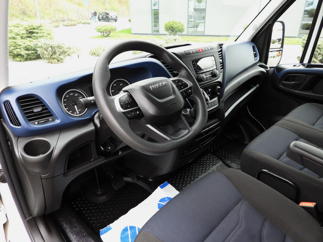 IVECO DAILY 35S14 REFRIGERATOR VAN 0*C POWER SUPPLY 230V CRUISE CONTROL AUTOMATIC TRANSMISSION HI-MATIC AIR CONDITIONING 140HP - Dostavno vozilo hladnjača: slika 2 IVECO DAILY 35S14 REFRIGERATOR VAN 0*C POWER SUPPLY 230V CRUISE CONTROL AUTOMATIC TRANSMISSION HI-MATIC AIR CONDITIONING 140HP - Dostavno vozilo hladnjača: slika 2