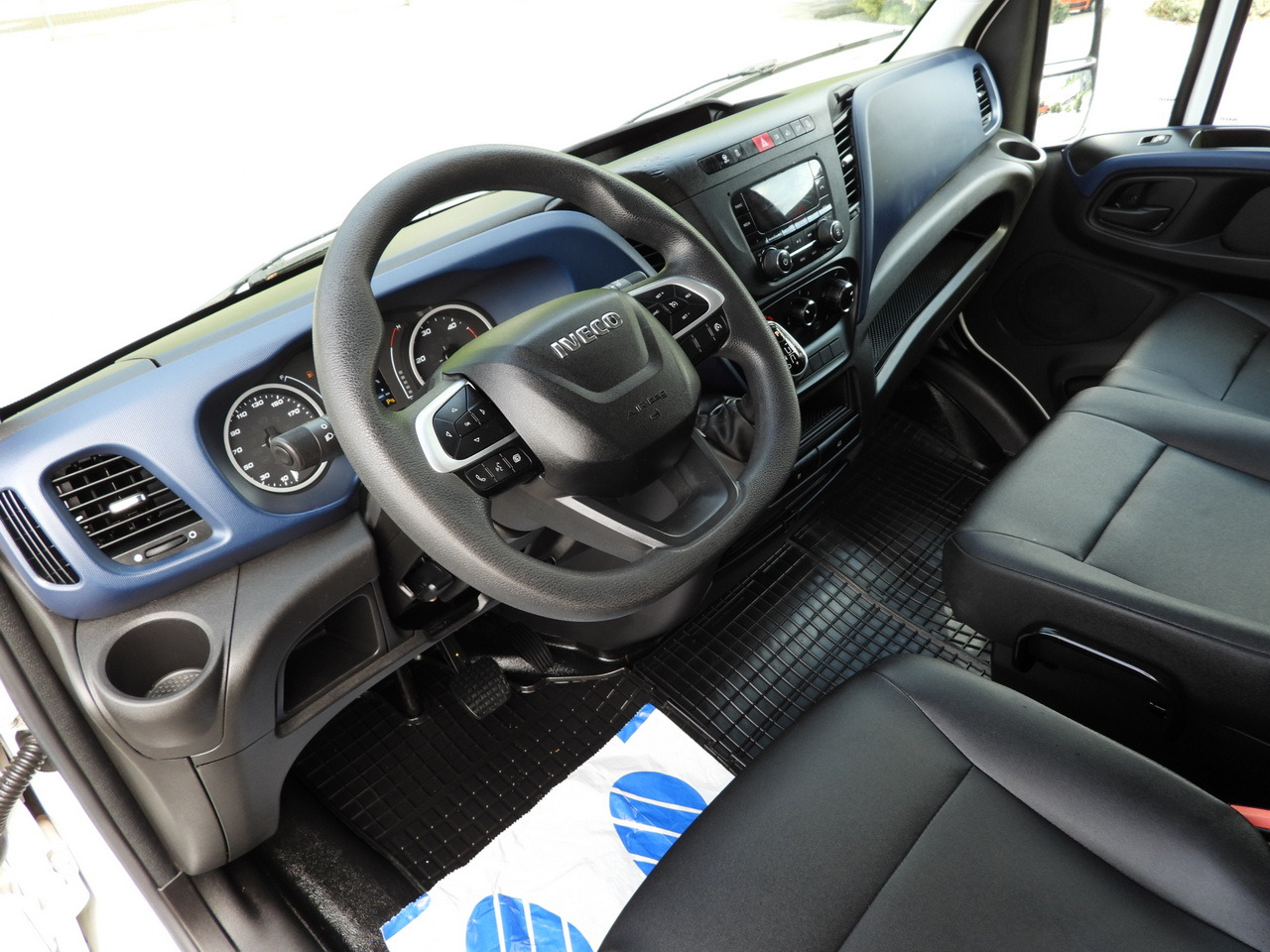 IVECO DAILY 35S14 REFRIGERATOR VAN -10*C POWER SUPPLY 230V CRUISE CONTROL AUTOMATIC TRANSMISSION HI-MATIC AIR CONDITIONING 140HP - Dostavno vozilo hladnjača: slika 2 IVECO DAILY 35S14 REFRIGERATOR VAN -10*C POWER SUPPLY 230V CRUISE CONTROL AUTOMATIC TRANSMISSION HI-MATIC AIR CONDITIONING 140HP - Dostavno vozilo hladnjača: slika 2