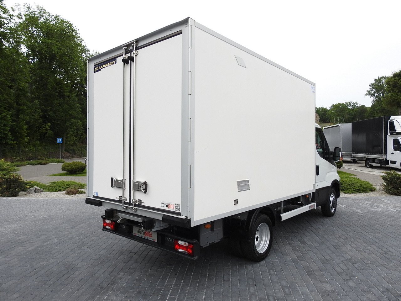 IVECO DAILY 35S15 REGRIGERATOR BOX -12*C 8 PALLETS CRUISE CONTROL TWIN WHEELS AIR CONDITIONING 150HP - Dostavno vozilo hladnjača: slika 3 IVECO DAILY 35S15 REGRIGERATOR BOX -12*C 8 PALLETS CRUISE CONTROL TWIN WHEELS AIR CONDITIONING 150HP - Dostavno vozilo hladnjača: slika 3