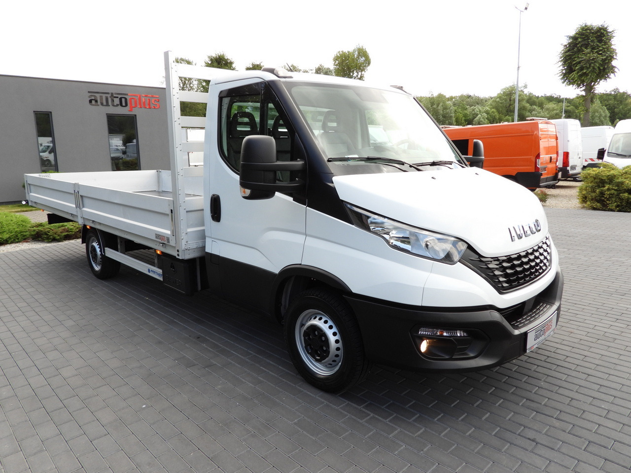 IVECO DAILY 35S16 STAKE BODY 10 PALLETS CRUISE CONTROL AIR CONDITIONING 160HP - Dostavno vozilo sa otvorenom sandukom: slika 4 IVECO DAILY 35S16 STAKE BODY 10 PALLETS CRUISE CONTROL AIR CONDITIONING 160HP - Dostavno vozilo sa otvorenom sandukom: slika 4