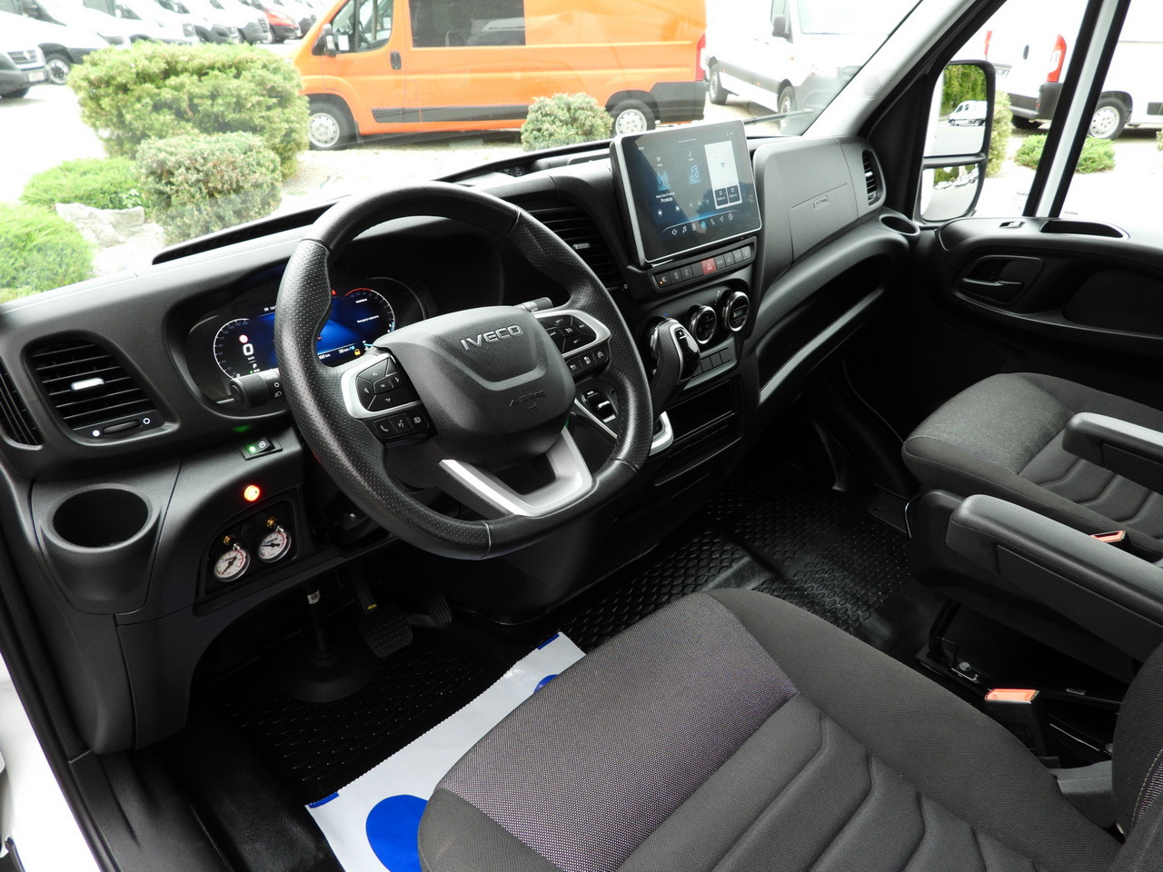 IVECO DAILY 35S18 BOX HI-MATIC LIFT 8 PALLETS CRUISE CONTROL NAVIGATION LED LIGHTS PNEUMATICS AUTOMATIC TRANSMISSION HI-MATIC AIR CONDITIONING  180HP - Dostavno vozilo hladnjača: slika 2 IVECO DAILY 35S18 BOX HI-MATIC LIFT 8 PALLETS CRUISE CONTROL NAVIGATION LED LIGHTS PNEUMATICS AUTOMATIC TRANSMISSION HI-MATIC AIR CONDITIONING  180HP - Dostavno vozilo hladnjača: slika 2