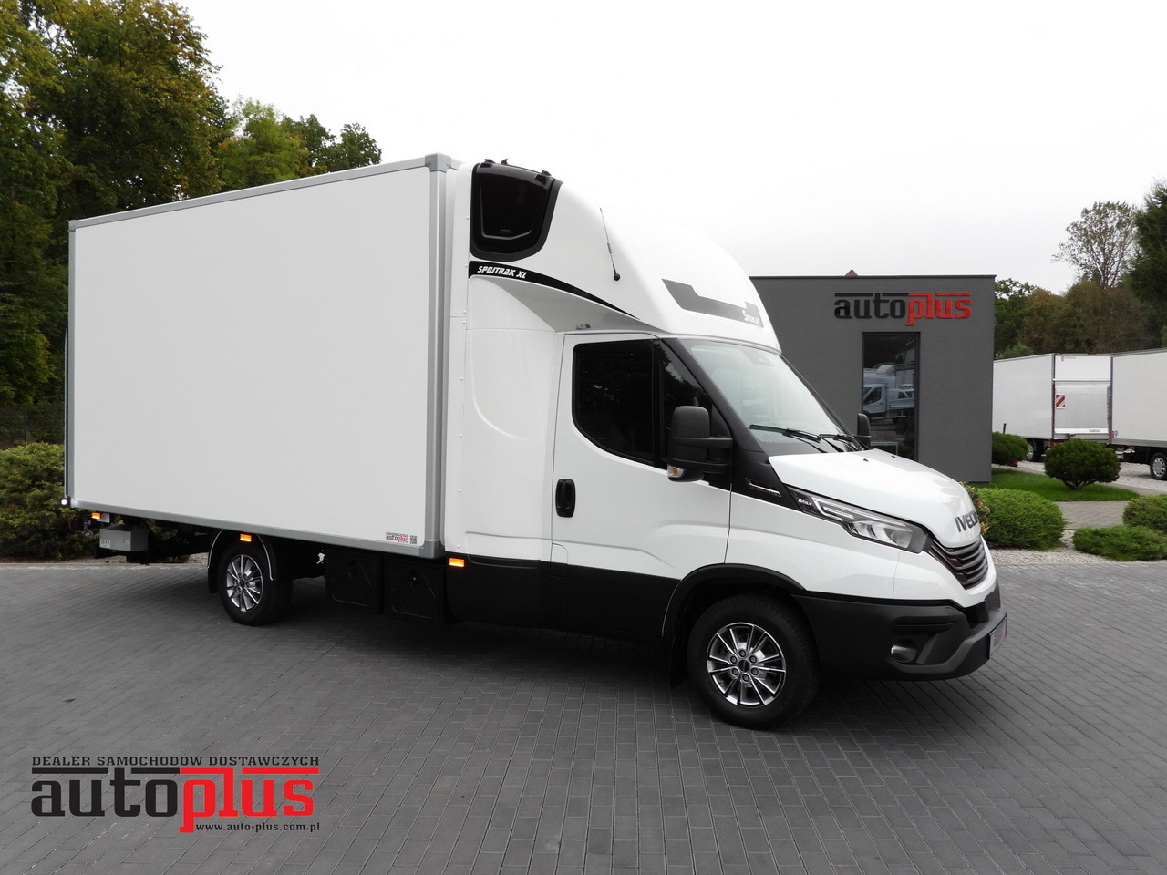 IVECO DAILY 35S18 BOX HI-MATIC LIFT 8 PALLETS CRUISE CONTROL NAVIGATION LED LIGHTS PNEUMATICS AUTOMATIC TRANSMISSION HI-MATIC AIR CONDITIONING 180HP - Dostavno vozilo sa zatvorenim sandukom: slika 1 IVECO DAILY 35S18 BOX HI-MATIC LIFT 8 PALLETS CRUISE CONTROL NAVIGATION LED LIGHTS PNEUMATICS AUTOMATIC TRANSMISSION HI-MATIC AIR CONDITIONING 180HP - Dostavno vozilo sa zatvorenim sandukom: slika 1