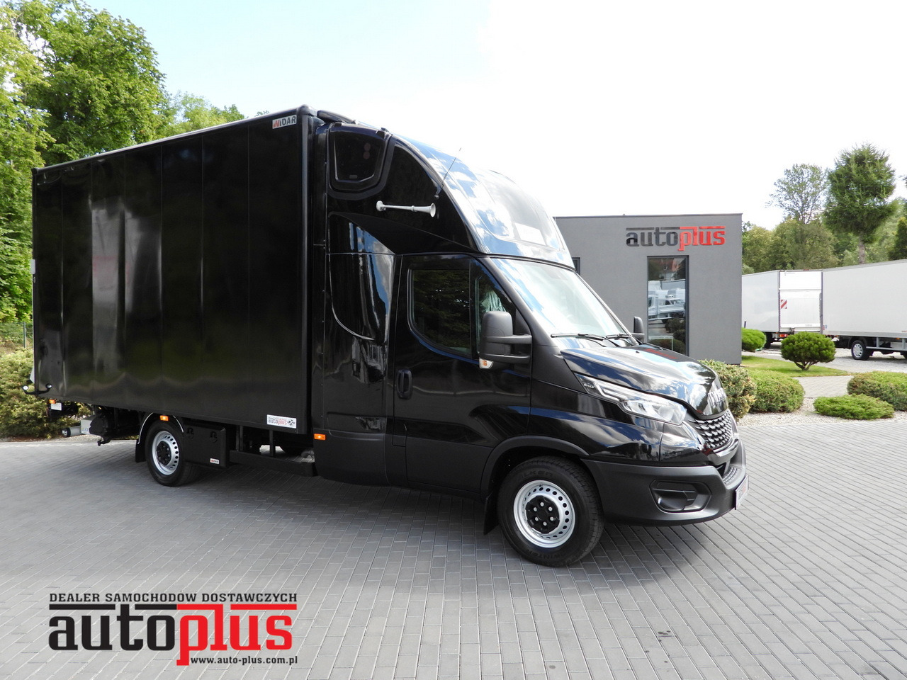 IVECO DAILY 35S18 BOX LIFT 8 PALLETS WEBASTO CRUISE CONTROL NAVIGATION LED LIGHTS PNEUMATICS AIR CONDITIONING 180HP - Dostavno vozilo sa zatvorenim sandukom: slika 1 IVECO DAILY 35S18 BOX LIFT 8 PALLETS WEBASTO CRUISE CONTROL NAVIGATION LED LIGHTS PNEUMATICS AIR CONDITIONING 180HP - Dostavno vozilo sa zatvorenim sandukom: slika 1