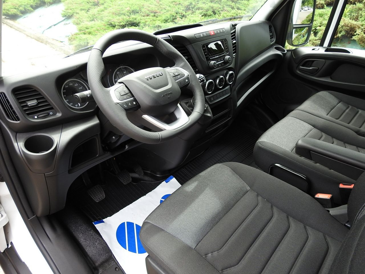IVECO DAILY 35S18 NEW TARPAULIN WEBASTO CRUISE CONTROL AIR CONDITIONING 180HP - Dostavno vozilo sa ceradom: slika 2 IVECO DAILY 35S18 NEW TARPAULIN WEBASTO CRUISE CONTROL AIR CONDITIONING 180HP - Dostavno vozilo sa ceradom: slika 2