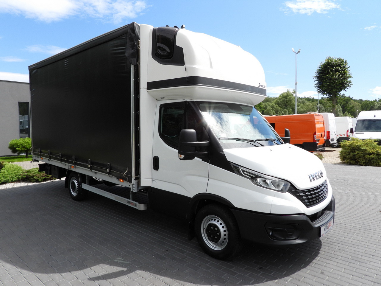 IVECO DAILY 35S18 TARPAULIN 10 PALLETS WEBASTO CRUISE CONTROL LED LIGHTS PNEUMATICS AIR CONDITIONING 180HP - Dostavno vozilo sa ceradom: slika 4 IVECO DAILY 35S18 TARPAULIN 10 PALLETS WEBASTO CRUISE CONTROL LED LIGHTS PNEUMATICS AIR CONDITIONING 180HP - Dostavno vozilo sa ceradom: slika 4