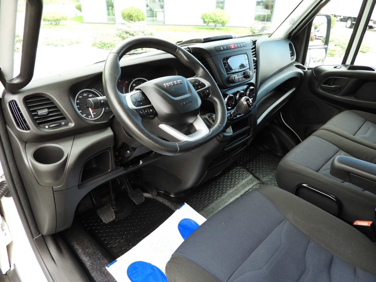 IVECO DAILY 35S18 TARPAULIN 10 PALLETS WEBASTO CRUISE CONTROL LED LIGHTS PNEUMATICS AIR CONDITIONING 180HP - Dostavno vozilo sa ceradom: slika 2 IVECO DAILY 35S18 TARPAULIN 10 PALLETS WEBASTO CRUISE CONTROL LED LIGHTS PNEUMATICS AIR CONDITIONING 180HP - Dostavno vozilo sa ceradom: slika 2