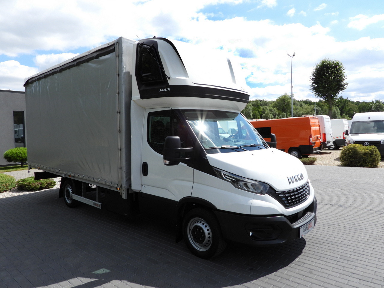 IVECO DAILY 35S18 TARPAULIN 10 PALLETS WEBASTO CRUISE CONTROL NAVIGATION LED LIGHTS AIR CONDITIONING 180HP - Dostavno vozilo sa ceradom: slika 4 IVECO DAILY 35S18 TARPAULIN 10 PALLETS WEBASTO CRUISE CONTROL NAVIGATION LED LIGHTS AIR CONDITIONING 180HP - Dostavno vozilo sa ceradom: slika 4