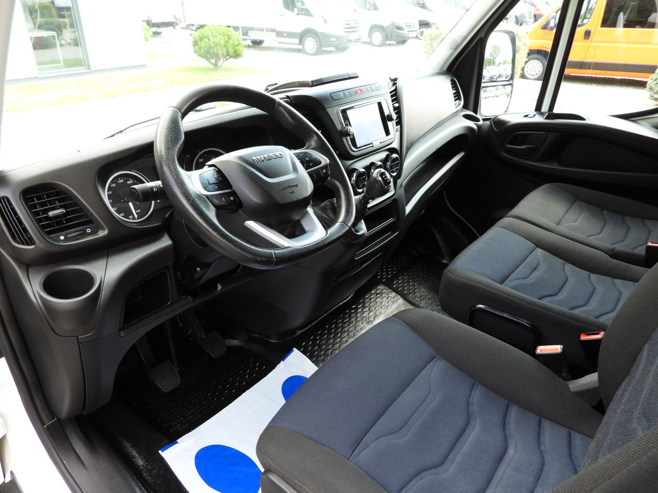 IVECO DAILY 35S18 TARPAULIN 10 PALLETS WEBASTO CRUISE CONTROL NAVIGATION LED LIGHTS AIR CONDITIONING 180HP - Dostavno vozilo sa ceradom: slika 2 IVECO DAILY 35S18 TARPAULIN 10 PALLETS WEBASTO CRUISE CONTROL NAVIGATION LED LIGHTS AIR CONDITIONING 180HP - Dostavno vozilo sa ceradom: slika 2