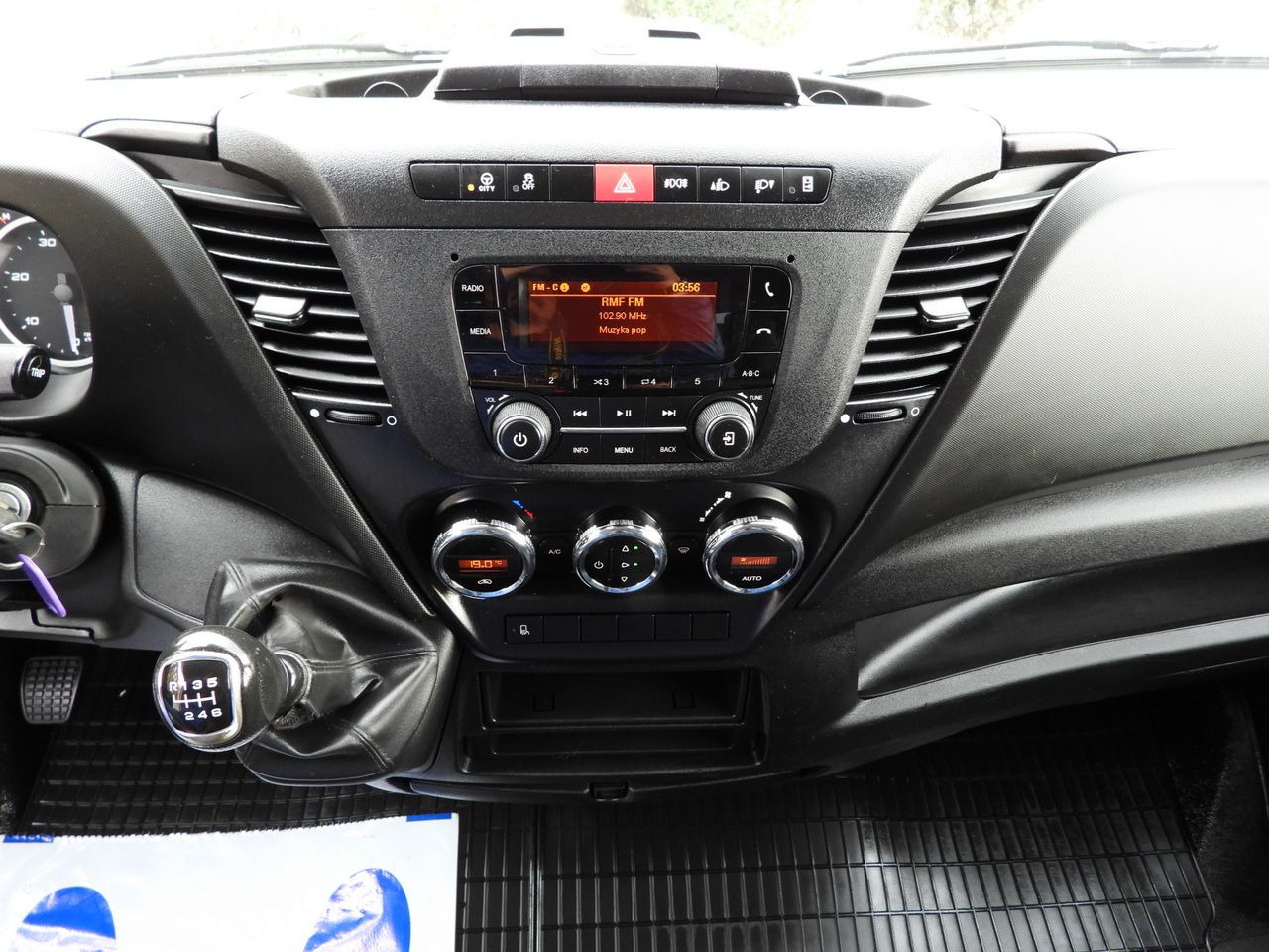 Dostavno vozilo sa ceradom IVECO DAILY 50C17 TARPAULIN 10 PALLETS CRUISE CONTROL PNEUMATICS TWIN WHEELS AIR CONDITIONING  180HP: slika 33