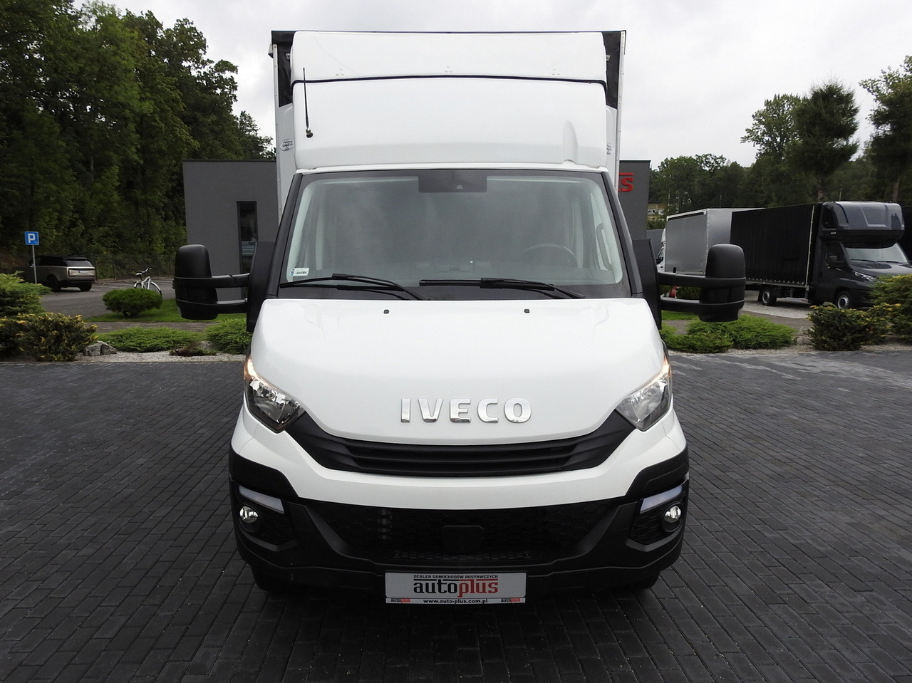 IVECO DAILY 70C18 TARPAULIN LIFT 12 PALLETS WEBASTO CRUISE CONTROL TWIN WHEELS AIR CONDITIONING 180HP - Dostavno vozilo sa ceradom: slika 5 IVECO DAILY 70C18 TARPAULIN LIFT 12 PALLETS WEBASTO CRUISE CONTROL TWIN WHEELS AIR CONDITIONING 180HP - Dostavno vozilo sa ceradom: slika 5