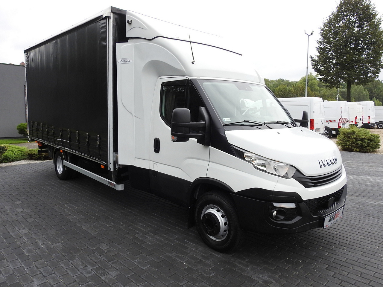 IVECO DAILY 70C18 TARPAULIN LIFT 12 PALLETS WEBASTO CRUISE CONTROL TWIN WHEELS AIR CONDITIONING 180HP - Dostavno vozilo sa ceradom: slika 4 IVECO DAILY 70C18 TARPAULIN LIFT 12 PALLETS WEBASTO CRUISE CONTROL TWIN WHEELS AIR CONDITIONING 180HP - Dostavno vozilo sa ceradom: slika 4