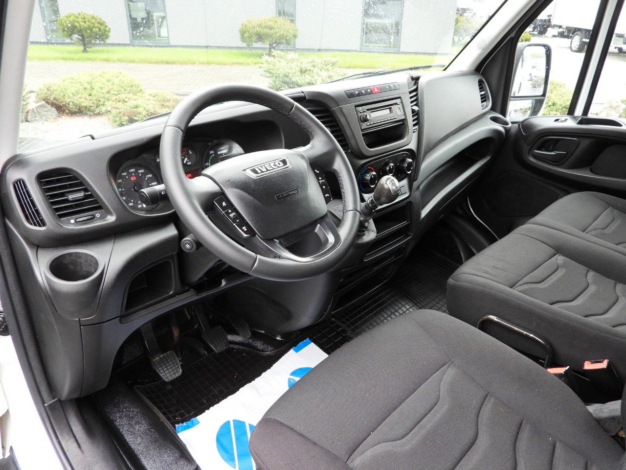 Iveco DAILY 35C13 KIPPER DOPPELKABINE DOKA 7 SITZE A/C - Dostavno vozilo istovarivač, Dostavno vozilo sa duplom kabinom: slika 2 Iveco DAILY 35C13 KIPPER DOPPELKABINE DOKA 7 SITZE A/C - Dostavno vozilo istovarivač, Dostavno vozilo sa duplom kabinom: slika 2