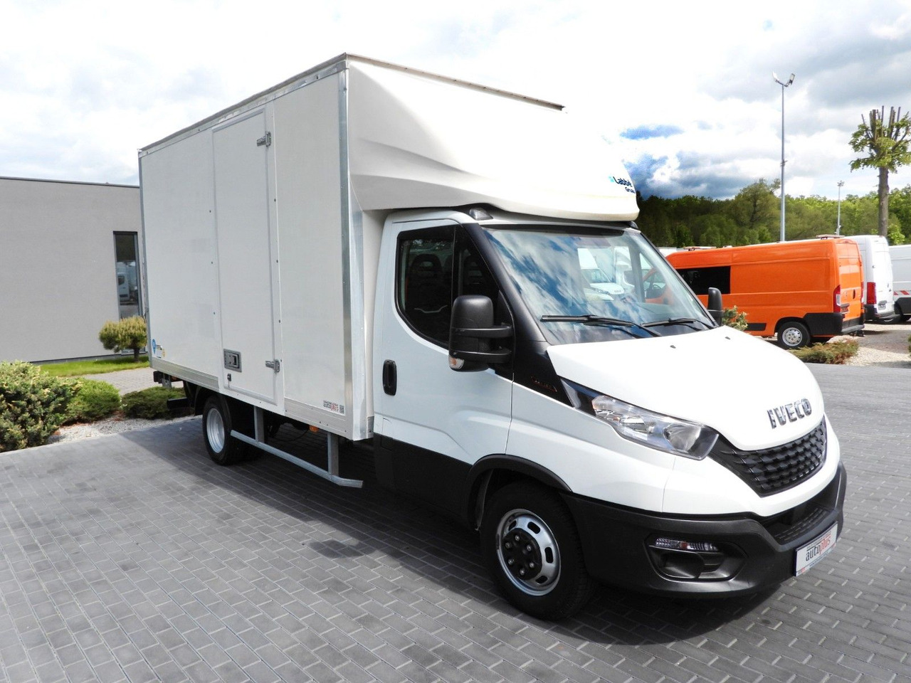Iveco DAILY 35C16 KOFFER AUFZUG 8 PALETTEN TEMPOMAT Iveco DAILY 35C16 KOFFER AUFZUG 8 PALETTEN TEMPOMAT - Dostavno vozilo sa zatvorenim sandukom: slika 4 Iveco DAILY 35C16 KOFFER AUFZUG 8 PALETTEN TEMPOMAT Iveco DAILY 35C16 KOFFER AUFZUG 8 PALETTEN TEMPOMAT - Dostavno vozilo sa zatvorenim sandukom: slika 4