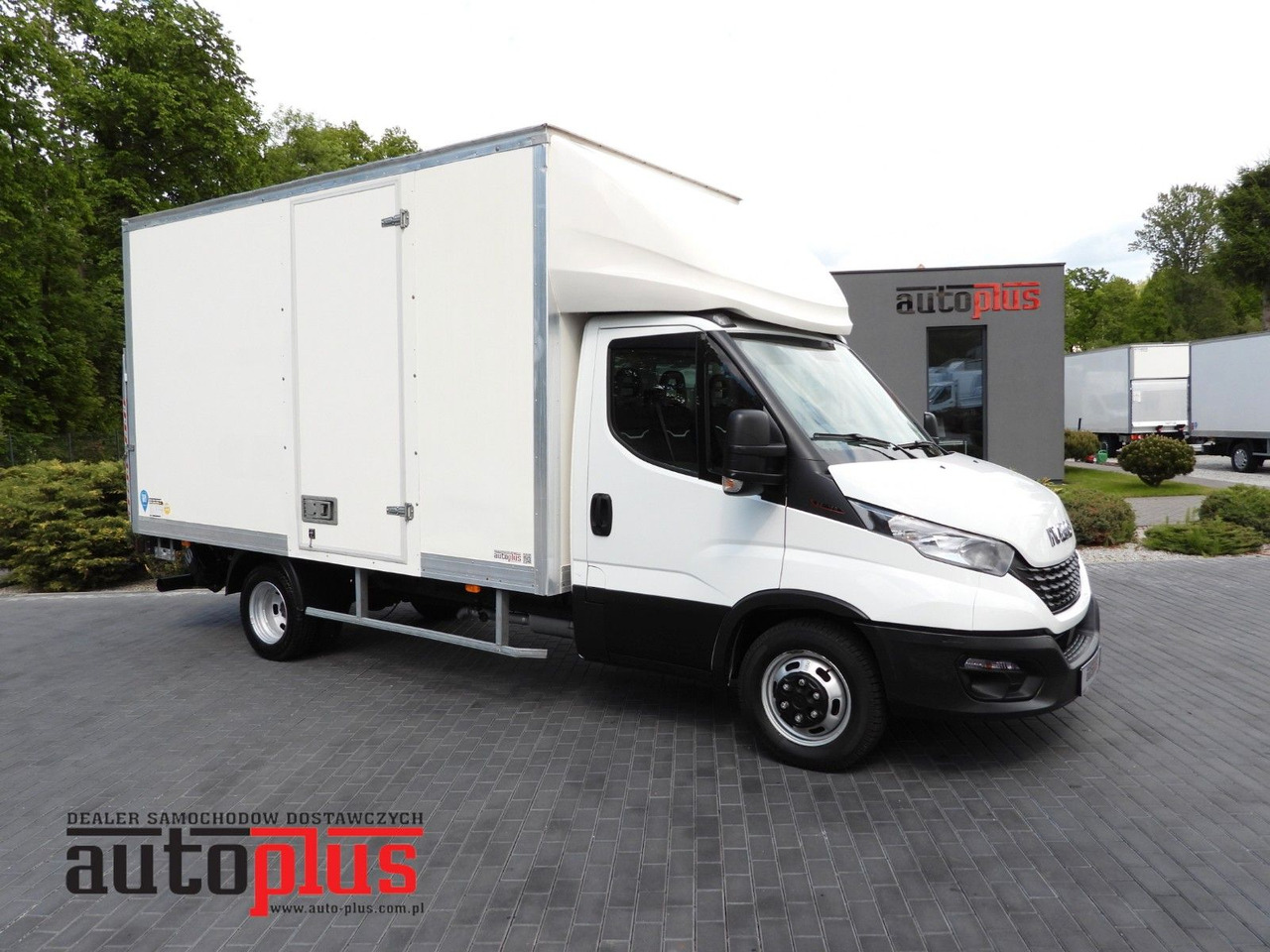 Iveco DAILY 35C16 KOFFER AUFZUG 8 PALETTEN TEMPOMAT Iveco DAILY 35C16 KOFFER AUFZUG 8 PALETTEN TEMPOMAT - Dostavno vozilo sa zatvorenim sandukom: slika 1 Iveco DAILY 35C16 KOFFER AUFZUG 8 PALETTEN TEMPOMAT Iveco DAILY 35C16 KOFFER AUFZUG 8 PALETTEN TEMPOMAT - Dostavno vozilo sa zatvorenim sandukom: slika 1