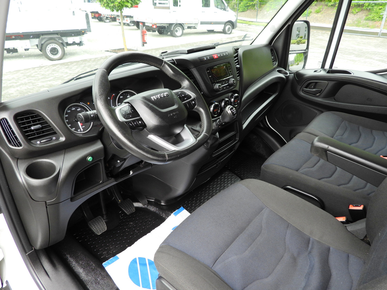 Iveco DAILY 35S18 PRITSCHE PLANE 10 PALETTEN WEBASTO - Dostavno vozilo sa ceradom: slika 2 Iveco DAILY 35S18 PRITSCHE PLANE 10 PALETTEN WEBASTO - Dostavno vozilo sa ceradom: slika 2