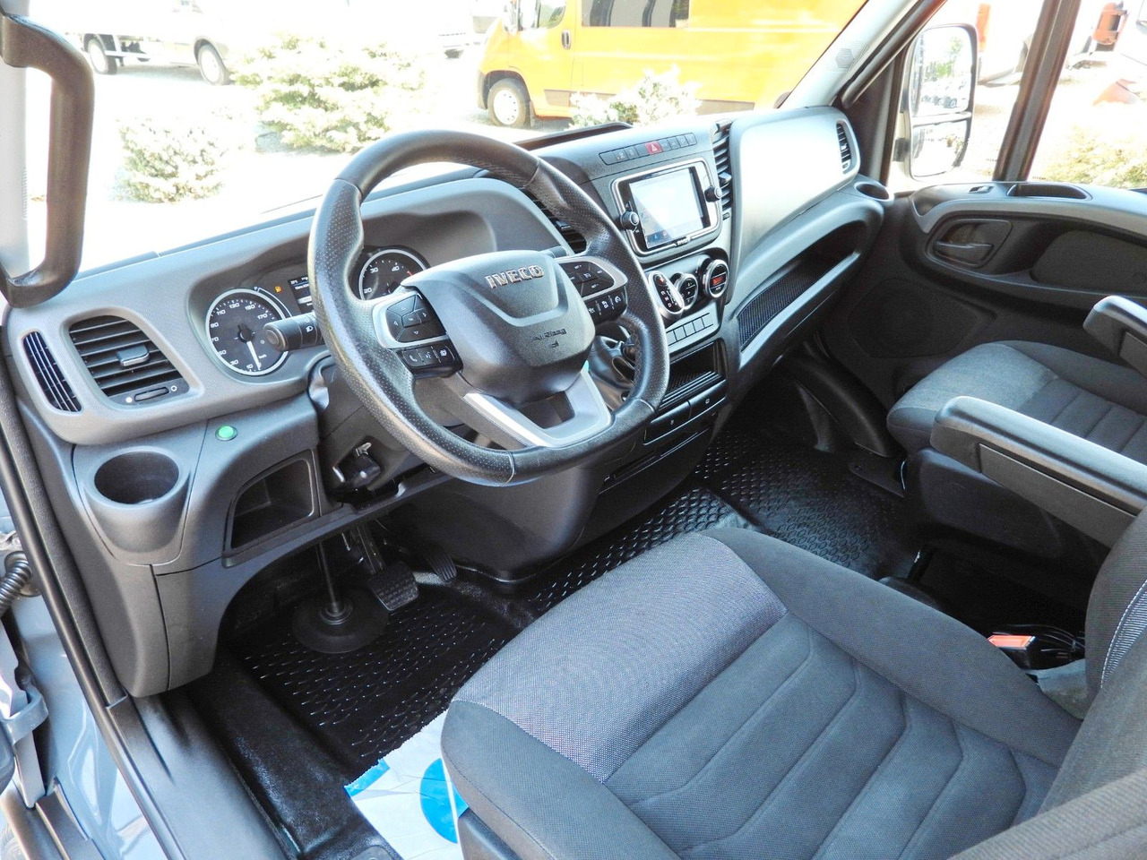 Iveco DAILY 35S18 PRITSCHE PLANE 10 PALETTEN WEBASTO - Dostavno vozilo sa ceradom, Dostavno vozilo sa duplom kabinom: slika 2 Iveco DAILY 35S18 PRITSCHE PLANE 10 PALETTEN WEBASTO - Dostavno vozilo sa ceradom, Dostavno vozilo sa duplom kabinom: slika 2
