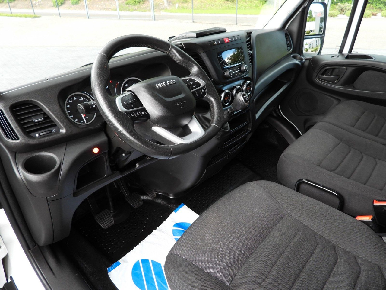 Iveco DAILY 35S18 PRITSCHE PLANE AUFZUG 8 PALETTEN - Dostavno vozilo sa ceradom: slika 2 Iveco DAILY 35S18 PRITSCHE PLANE AUFZUG 8 PALETTEN - Dostavno vozilo sa ceradom: slika 2