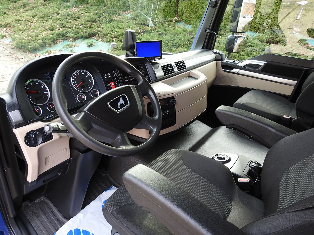 MAN TGL 12.220 BOX LIFT 18 PALLETS CRUISE CONTROLAIR CONDITIONING PNEUMATICS AUTOMATIC TWIN WHEELS  220HP - Dostavno vozilo sa zatvorenim sandukom: slika 2 MAN TGL 12.220 BOX LIFT 18 PALLETS CRUISE CONTROLAIR CONDITIONING PNEUMATICS AUTOMATIC TWIN WHEELS  220HP - Dostavno vozilo sa zatvorenim sandukom: slika 2