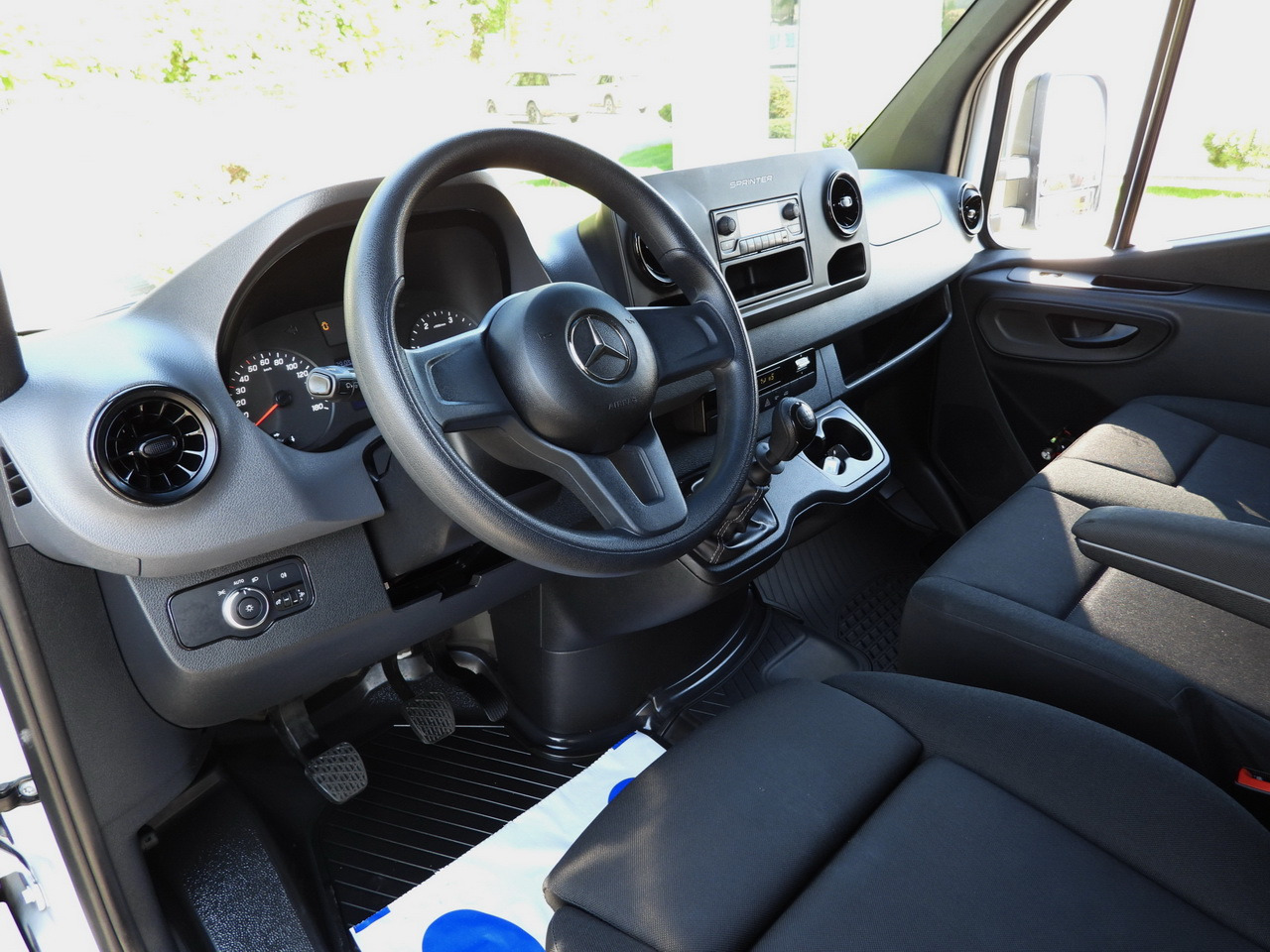 MERCEDES SPRINTER 315 BOX LIFT 8 PALLETS AIR CONDITIONING 150HP - Dostavno vozilo sa zatvorenim sandukom: slika 2 MERCEDES SPRINTER 315 BOX LIFT 8 PALLETS AIR CONDITIONING 150HP - Dostavno vozilo sa zatvorenim sandukom: slika 2