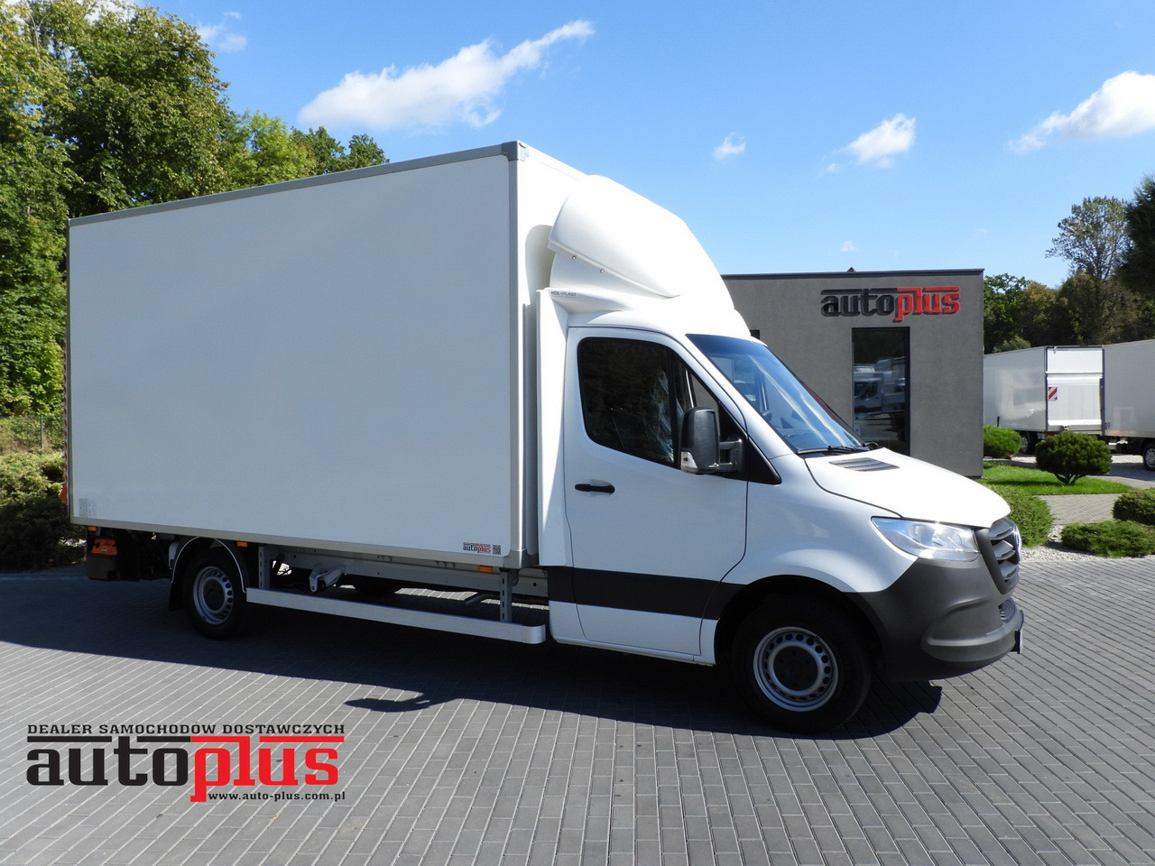 MERCEDES SPRINTER 315 BOX LIFT 8 PALLETS AIR CONDITIONING 150HP - Dostavno vozilo sa zatvorenim sandukom: slika 1 MERCEDES SPRINTER 315 BOX LIFT 8 PALLETS AIR CONDITIONING 150HP - Dostavno vozilo sa zatvorenim sandukom: slika 1