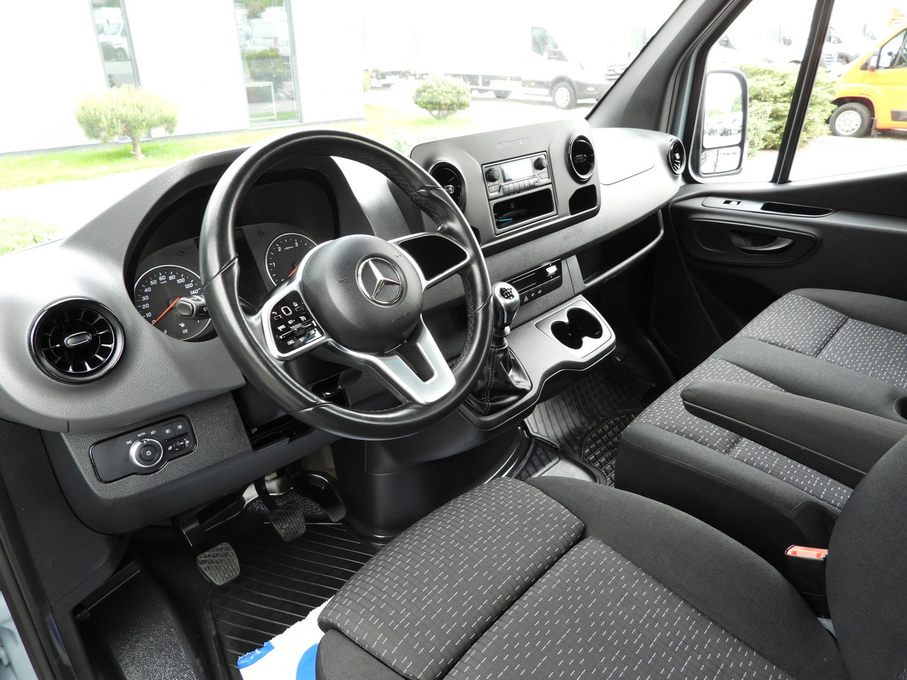 MERCEDES SPRINTER 315 STAKE BODY 8 PALLETS CRUISE CONTROL AIR CONDITIONING 150HP - Dostavno vozilo sa otvorenom sandukom: slika 2 MERCEDES SPRINTER 315 STAKE BODY 8 PALLETS CRUISE CONTROL AIR CONDITIONING 150HP - Dostavno vozilo sa otvorenom sandukom: slika 2