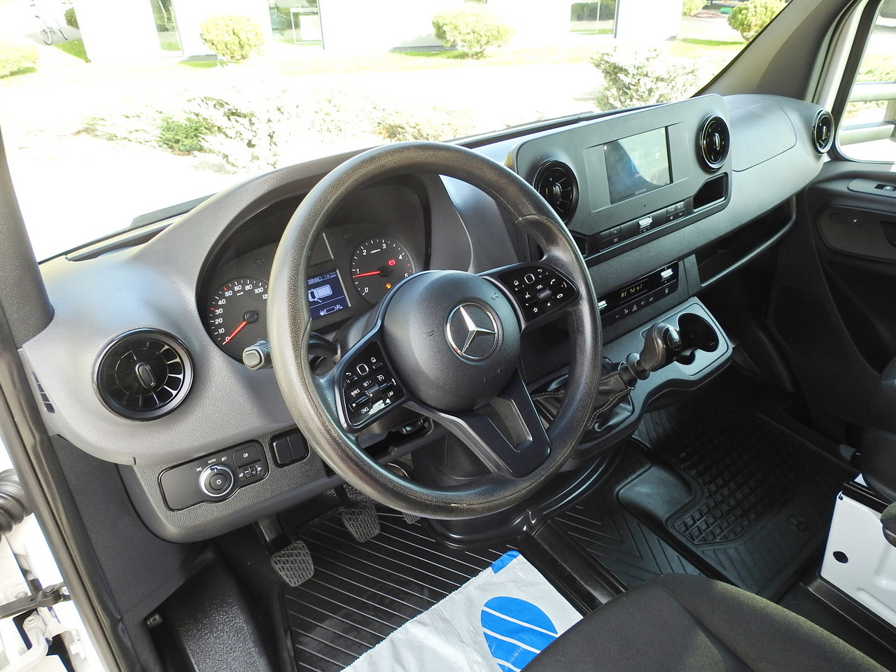 MERCEDES SPRINTER 516 STAKE BODY DOUBLE CABIN DOKA 6 SEATS CRUISE CONTROL AIR CONDITIONING TWIN WHEELS 160HP - Dostavno vozilo sa duplom kabinom: slika 2 MERCEDES SPRINTER 516 STAKE BODY DOUBLE CABIN DOKA 6 SEATS CRUISE CONTROL AIR CONDITIONING TWIN WHEELS 160HP - Dostavno vozilo sa duplom kabinom: slika 2