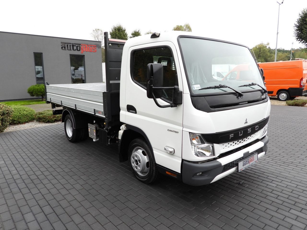 MITSUBISHI CANTER FUSO 3C15 THREE-WAY TIPPER 3 SEATS LED LIGHTS TWIN WHEELS 150HP - Dostavno vozilo istovarivač: slika 4 MITSUBISHI CANTER FUSO 3C15 THREE-WAY TIPPER 3 SEATS LED LIGHTS TWIN WHEELS 150HP - Dostavno vozilo istovarivač: slika 4