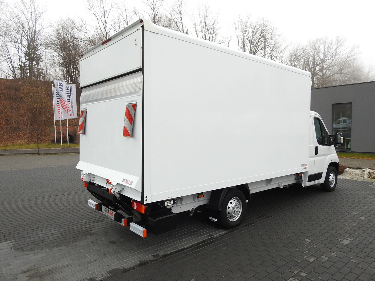 PEUGEOT BOXER BOX LIFT 8 PALLETS CRUISE CONTROL AIR CONDITIONING 140HP - Dostavno vozilo sa zatvorenim sandukom: slika 3 PEUGEOT BOXER BOX LIFT 8 PALLETS CRUISE CONTROL AIR CONDITIONING 140HP - Dostavno vozilo sa zatvorenim sandukom: slika 3