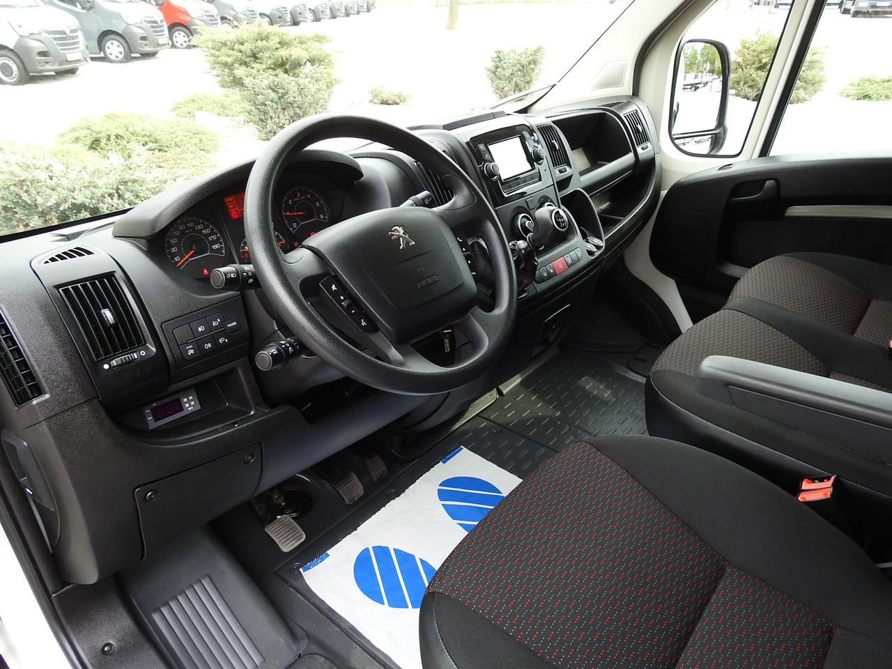 PEUGEOT BOXER REFRIGERATOR VAN 0*C CRUISE CONTROL NAVIGATION AIR CONDITIONING 135HP - Dostavno vozilo hladnjača: slika 2 PEUGEOT BOXER REFRIGERATOR VAN 0*C CRUISE CONTROL NAVIGATION AIR CONDITIONING 135HP - Dostavno vozilo hladnjača: slika 2