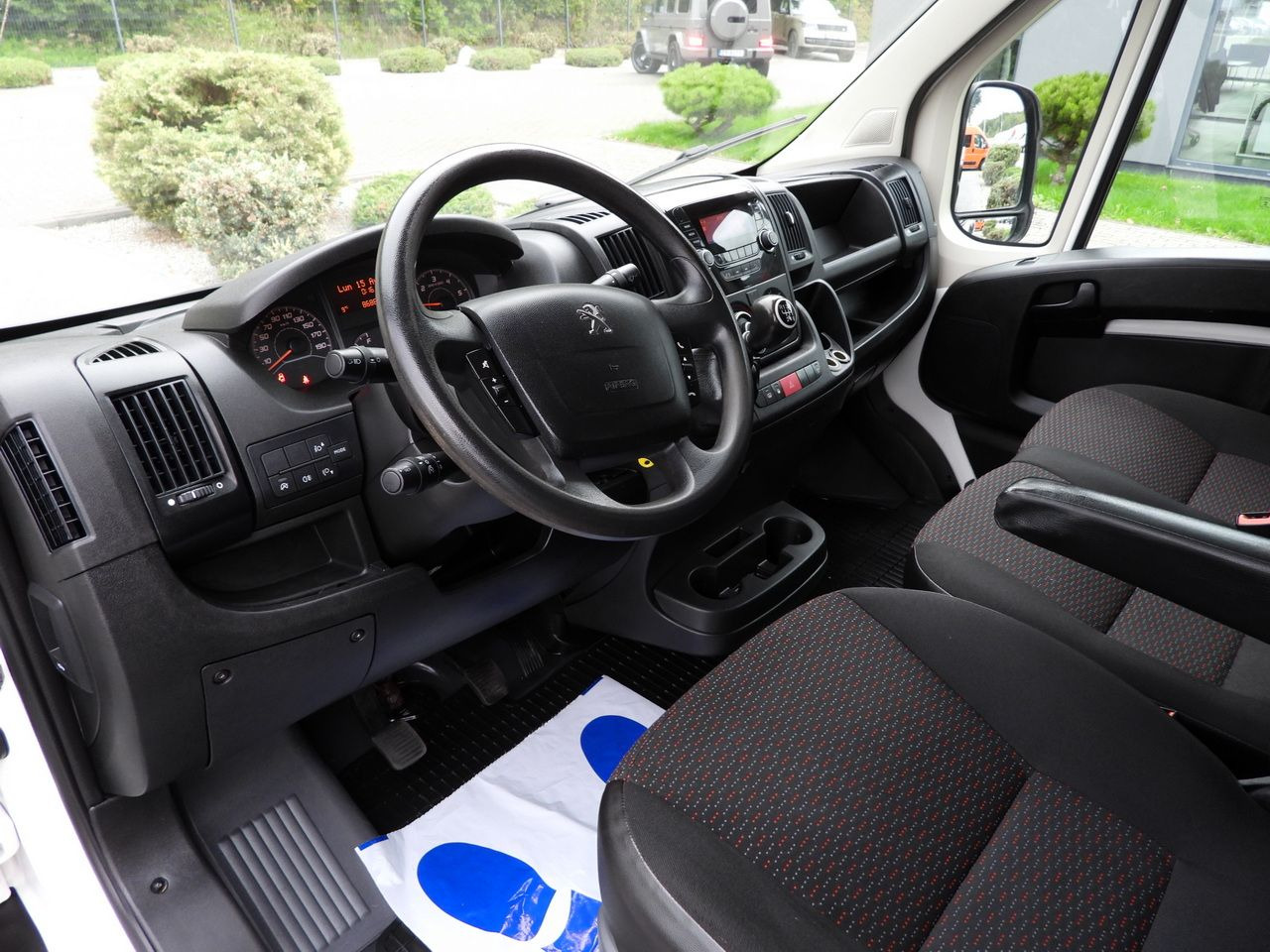 PEUGEOT BOXER STAKE BODY DOUBLE CABIN DOKA 7 SEATS CRUISE CONTROL AIR CONDITIONING 140HP - Dostavno vozilo sa duplom kabinom: slika 2 PEUGEOT BOXER STAKE BODY DOUBLE CABIN DOKA 7 SEATS CRUISE CONTROL AIR CONDITIONING 140HP - Dostavno vozilo sa duplom kabinom: slika 2