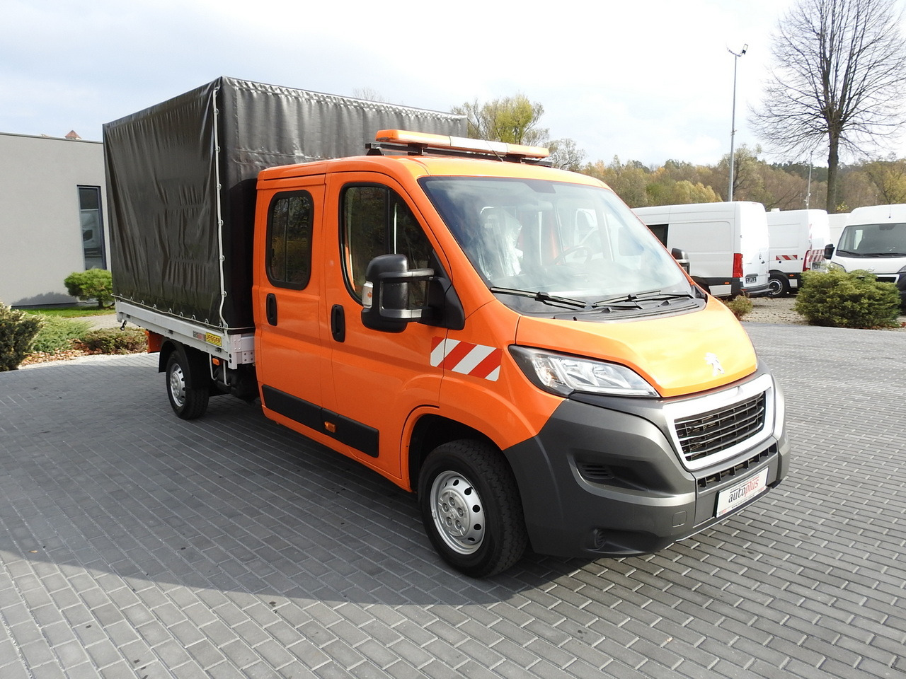 PEUGEOT BOXER STAKE BODY TARPAULIN DOUBLE CABIN DOKA 7 SEATS AIR CONDITIONING PNEUMATICS 140HP - Dostavno vozilo sa duplom kabinom: slika 4 PEUGEOT BOXER STAKE BODY TARPAULIN DOUBLE CABIN DOKA 7 SEATS AIR CONDITIONING PNEUMATICS 140HP - Dostavno vozilo sa duplom kabinom: slika 4
