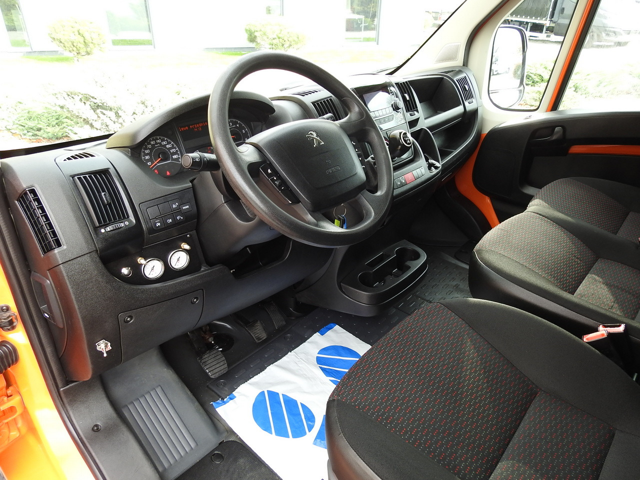 PEUGEOT BOXER STAKE BODY TARPAULIN DOUBLE CABIN DOKA 7 SEATS AIR CONDITIONING PNEUMATICS 140HP - Dostavno vozilo sa duplom kabinom: slika 2 PEUGEOT BOXER STAKE BODY TARPAULIN DOUBLE CABIN DOKA 7 SEATS AIR CONDITIONING PNEUMATICS 140HP - Dostavno vozilo sa duplom kabinom: slika 2