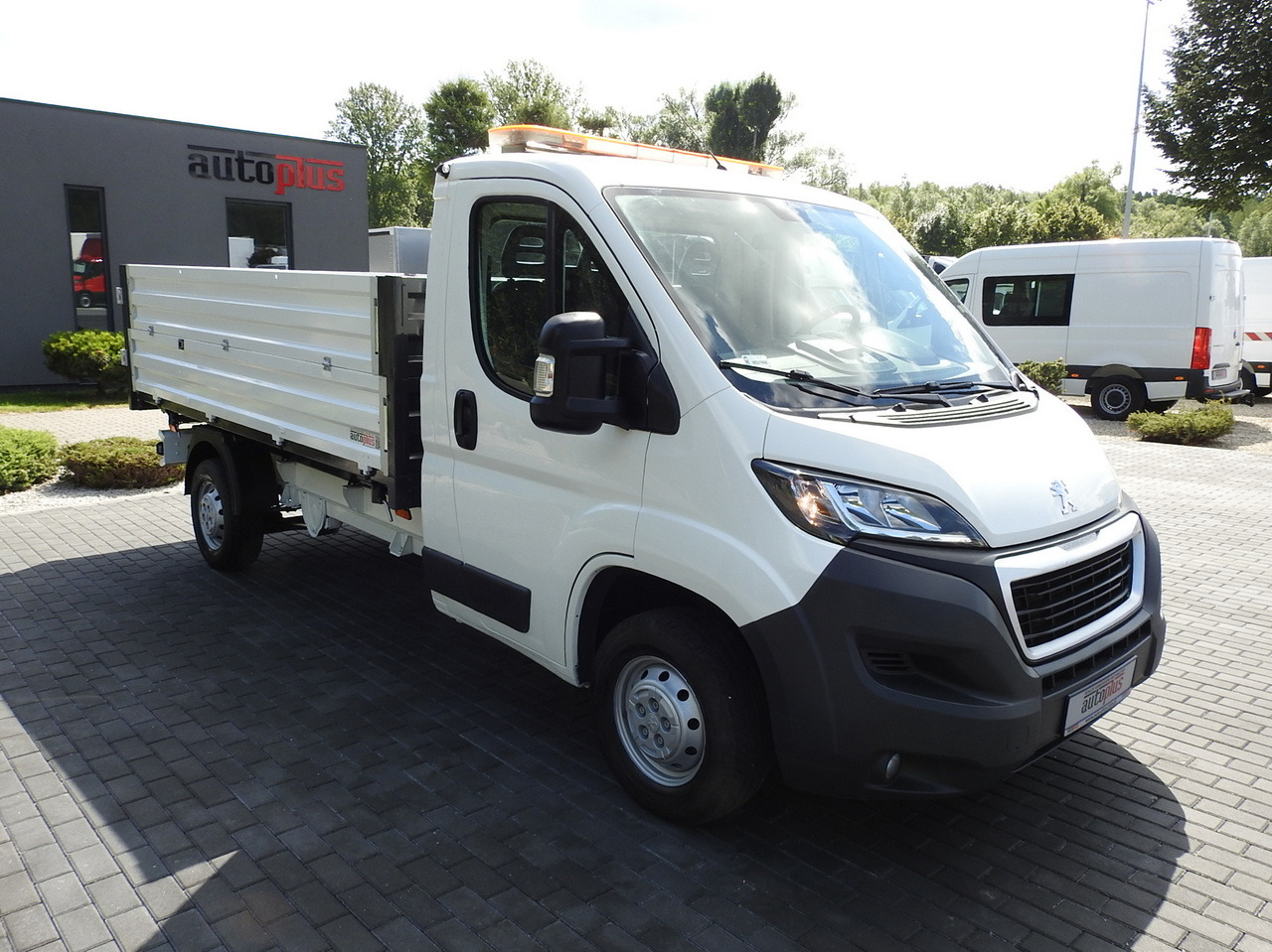PEUGEOT BOXER THREE-WAY TIPPER AIR CONDITIONING 130HP - Dostavno vozilo istovarivač: slika 4 PEUGEOT BOXER THREE-WAY TIPPER AIR CONDITIONING 130HP - Dostavno vozilo istovarivač: slika 4