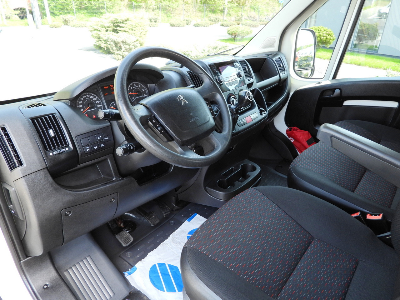 PEUGEOT BOXER TIPPER DOUBLE CABIN DOKA 7 SEATS CRUISE CONTROL AIR CONDITIONING 140HP - Dostavno vozilo istovarivač: slika 2 PEUGEOT BOXER TIPPER DOUBLE CABIN DOKA 7 SEATS CRUISE CONTROL AIR CONDITIONING 140HP - Dostavno vozilo istovarivač: slika 2