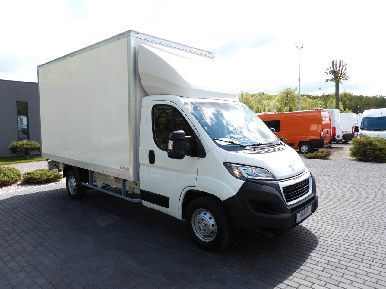 Peugeot BOXER KOFFER 8 PALETTEN TEMPOMAT KLIMAANLAGE Peugeot BOXER KOFFER 8 PALETTEN TEMPOMAT KLIMAANLAGE - Dostavno vozilo sa zatvorenim sandukom: slika 4 Peugeot BOXER KOFFER 8 PALETTEN TEMPOMAT KLIMAANLAGE Peugeot BOXER KOFFER 8 PALETTEN TEMPOMAT KLIMAANLAGE - Dostavno vozilo sa zatvorenim sandukom: slika 4