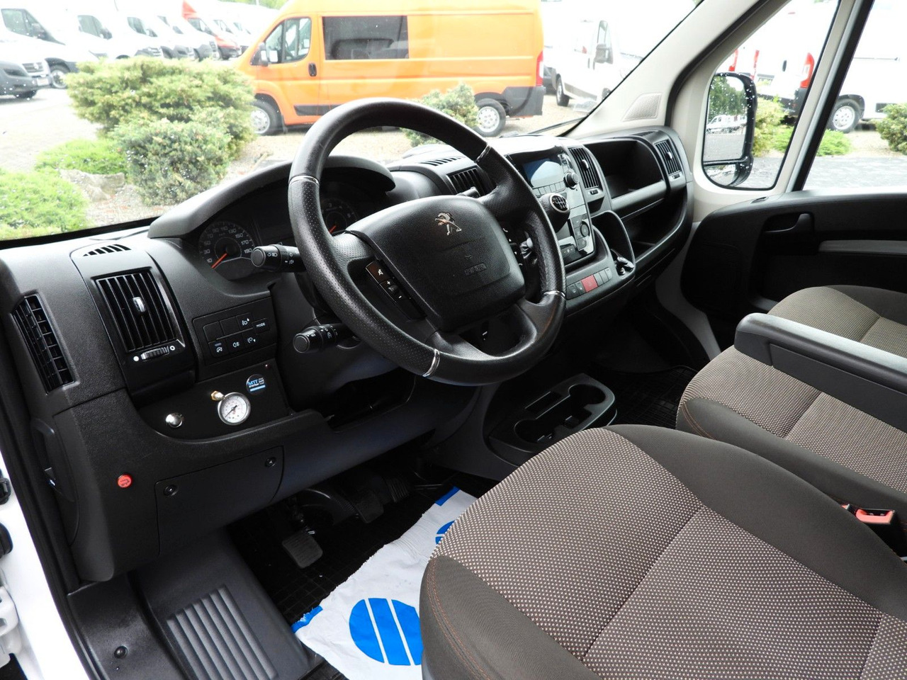 Peugeot BOXER PRITSCHE PLANE AUFZUG 8 PALETTEN TEMPOMAT - Dostavno vozilo sa ceradom: slika 2 Peugeot BOXER PRITSCHE PLANE AUFZUG 8 PALETTEN TEMPOMAT - Dostavno vozilo sa ceradom: slika 2