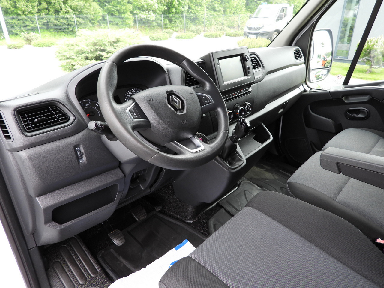 RENAULT MASTER BOX DELIVERY VAN 7 SEATS CRUISE CONTROL NAVIGATION LED LIGHTS AIR CONDITIONING 140HP - Furgon: slika 2 RENAULT MASTER BOX DELIVERY VAN 7 SEATS CRUISE CONTROL NAVIGATION LED LIGHTS AIR CONDITIONING 140HP - Furgon: slika 2