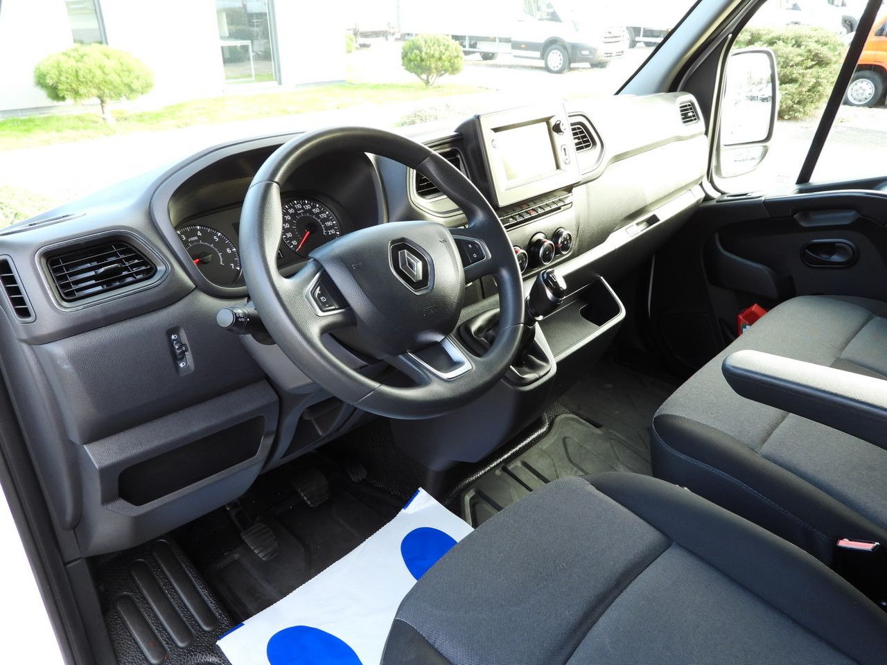 RENAULT MASTER BOX DELIVERY VAN 7 SEATS CRUISE CONTROL NAVIGATION LED LIGHTS AIR CONDITIONING 180HP - Furgon: slika 2 RENAULT MASTER BOX DELIVERY VAN 7 SEATS CRUISE CONTROL NAVIGATION LED LIGHTS AIR CONDITIONING 180HP - Furgon: slika 2