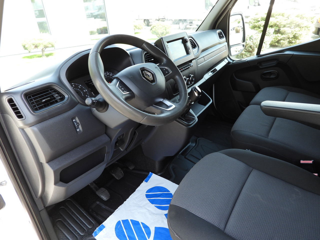 RENAULT MASTER  BOX LIFT 8 PALLETS CRUISE CONTROL NAVIGATION LED LIGHTS TWIN WHEELS AIR CONDITIONING  145HP - Dostavno vozilo hladnjača: slika 2 RENAULT MASTER  BOX LIFT 8 PALLETS CRUISE CONTROL NAVIGATION LED LIGHTS TWIN WHEELS AIR CONDITIONING  145HP - Dostavno vozilo hladnjača: slika 2