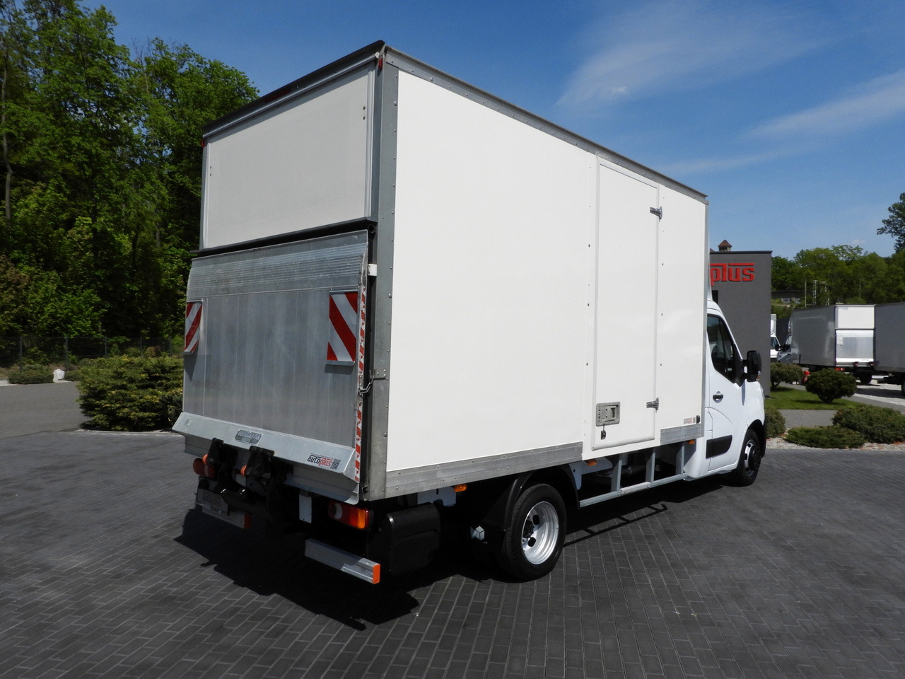 RENAULT MASTER  BOX LIFT 8 PALLETS CRUISE CONTROL NAVIGATION LED LIGHTS TWIN WHEELS AIR CONDITIONING  145HP - Dostavno vozilo hladnjača: slika 3 RENAULT MASTER  BOX LIFT 8 PALLETS CRUISE CONTROL NAVIGATION LED LIGHTS TWIN WHEELS AIR CONDITIONING  145HP - Dostavno vozilo hladnjača: slika 3