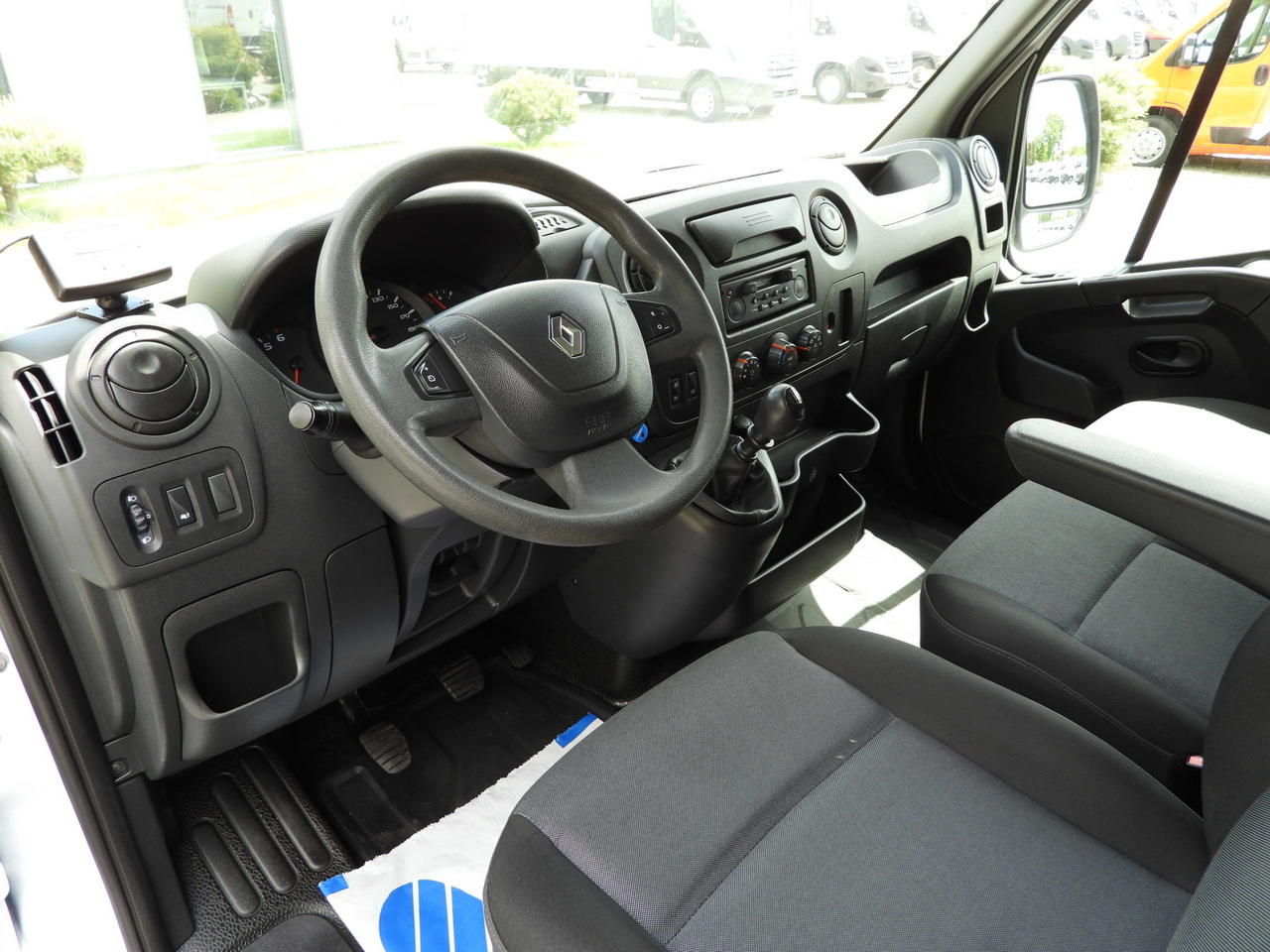 RENAULT MASTER REFRIGERATOR VAN -20*C POWER SUPPLY 230V CRUISE CONTROL AIR CONDITIONING 145HP - Dostavno vozilo hladnjača: slika 2 RENAULT MASTER REFRIGERATOR VAN -20*C POWER SUPPLY 230V CRUISE CONTROL AIR CONDITIONING 145HP - Dostavno vozilo hladnjača: slika 2