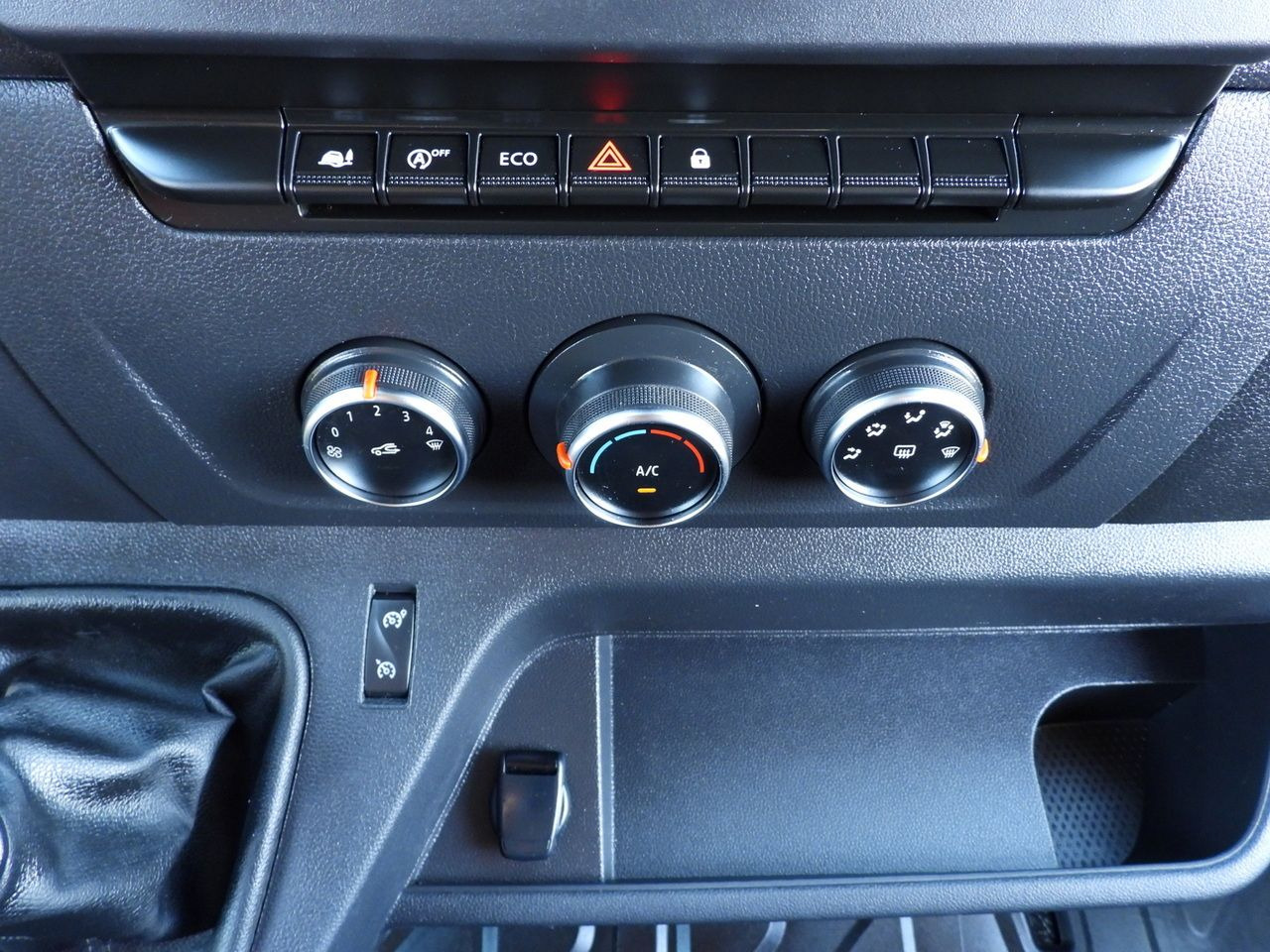 Dostavno vozilo sa ceradom RENAULT MASTER TARPAULIN 8 PALLETS WEBASTO CRUISE CONTROL LED LIGHTS AIR CONDITIONING 165HP: slika 37 Dostavno vozilo sa ceradom RENAULT MASTER TARPAULIN 8 PALLETS WEBASTO CRUISE CONTROL LED LIGHTS AIR CONDITIONING 165HP: slika 37