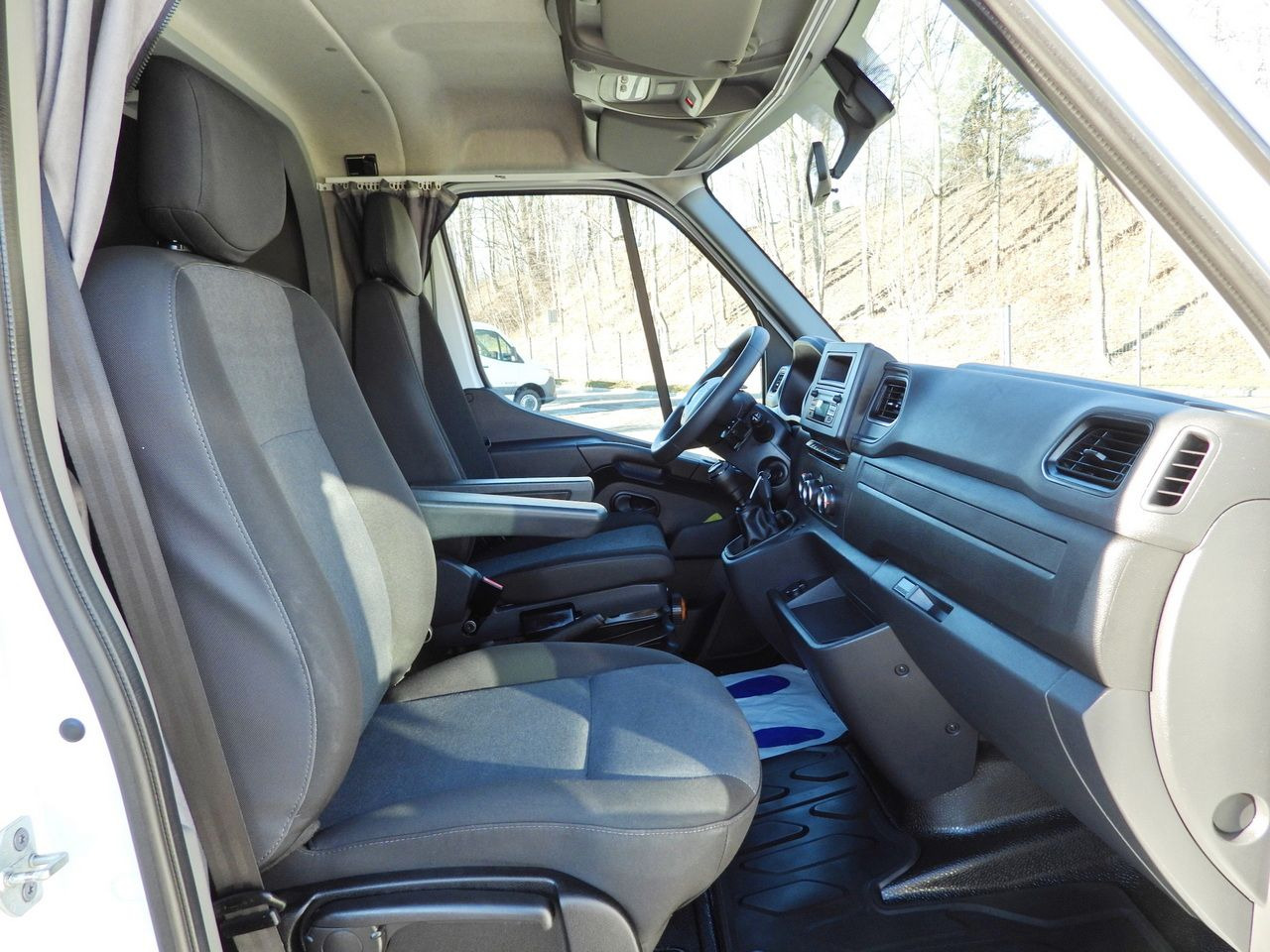 Dostavno vozilo sa ceradom RENAULT MASTER TARPAULIN 8 PALLETS WEBASTO CRUISE CONTROL LED LIGHTS AIR CONDITIONING 165HP: slika 39 Dostavno vozilo sa ceradom RENAULT MASTER TARPAULIN 8 PALLETS WEBASTO CRUISE CONTROL LED LIGHTS AIR CONDITIONING 165HP: slika 39