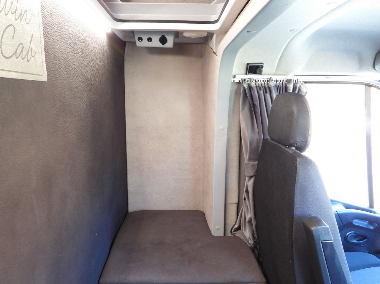 Dostavno vozilo sa ceradom RENAULT MASTER TARPAULIN 8 PALLETS WEBASTO CRUISE CONTROL LED LIGHTS AIR CONDITIONING 165HP: slika 44 Dostavno vozilo sa ceradom RENAULT MASTER TARPAULIN 8 PALLETS WEBASTO CRUISE CONTROL LED LIGHTS AIR CONDITIONING 165HP: slika 44