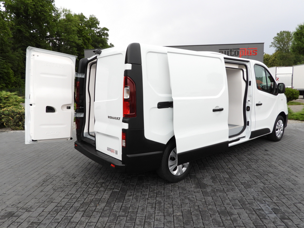 RENAULT TRAFIC REFRIGERATOR VAN -5*C POWER SUPPLY 230V CRUISE CONTROL LED LIGHTS AIR CONDITIONING 120HP - Dostavno vozilo hladnjača: slika 3 RENAULT TRAFIC REFRIGERATOR VAN -5*C POWER SUPPLY 230V CRUISE CONTROL LED LIGHTS AIR CONDITIONING 120HP - Dostavno vozilo hladnjača: slika 3